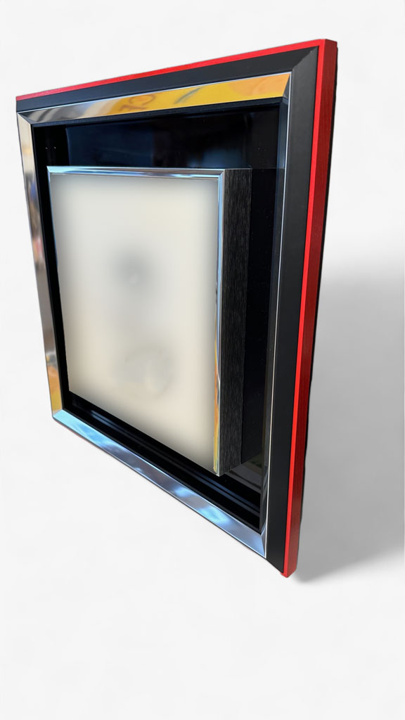 Filet Extérieur rouge vif, filet intérieur noir cache clous argent vif plexi noir